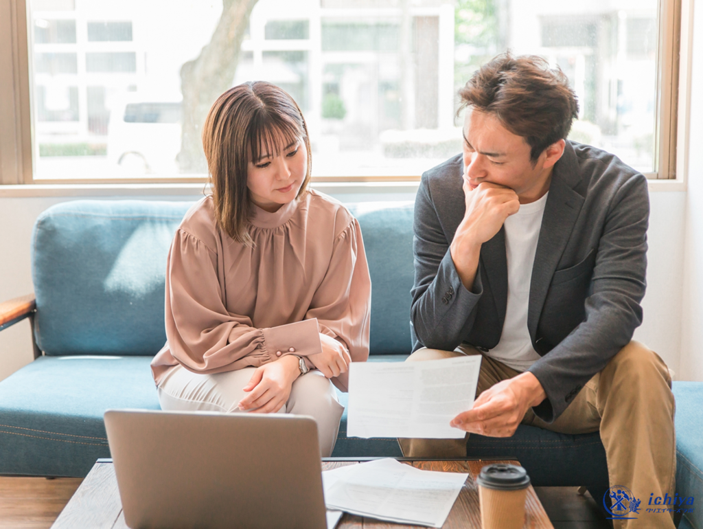 業者へアクセサリーのイメージを伝えている画像