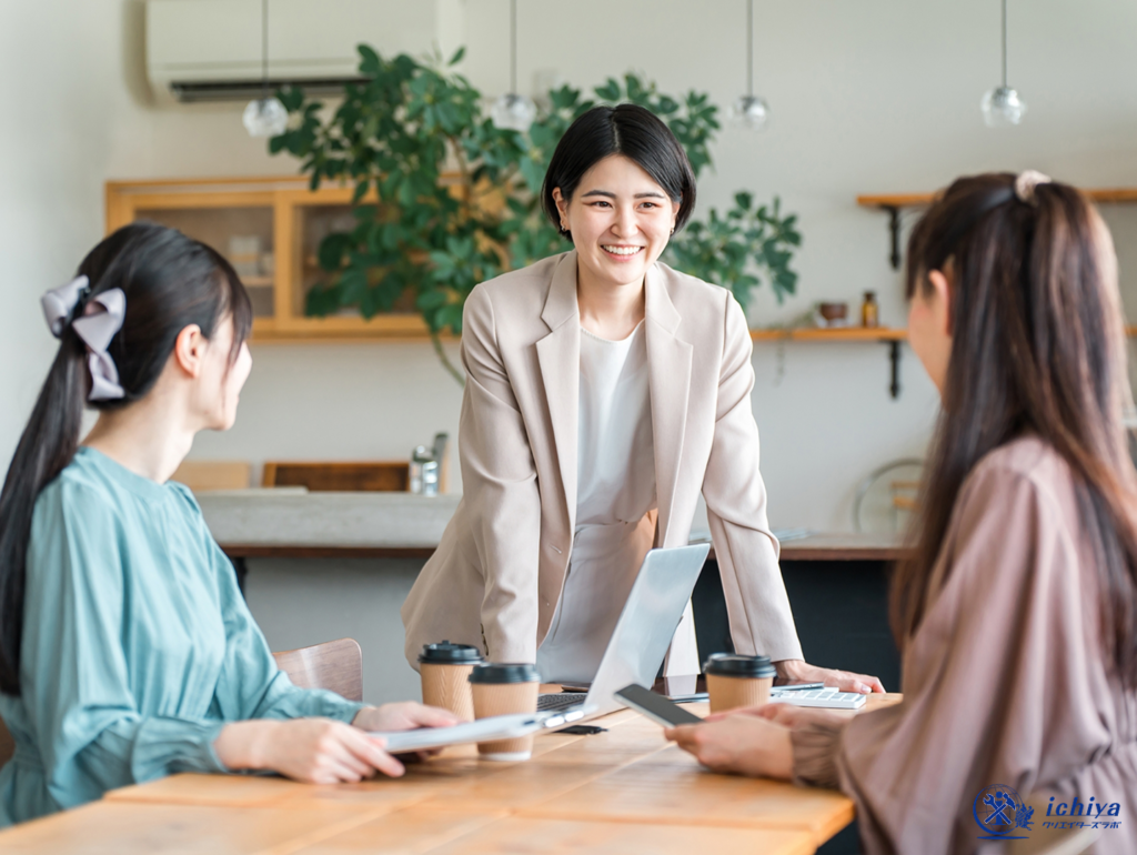 発注前の打ち合わせをしている画像