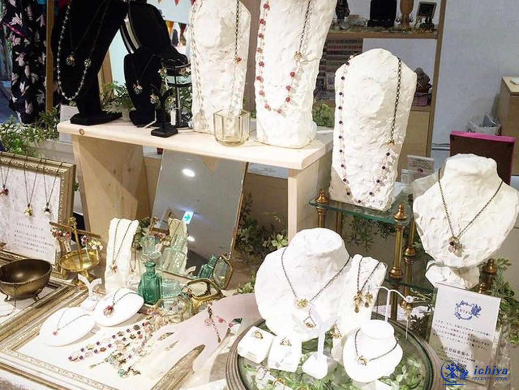 品質の良いアクセサリーが並ぶ売り場の写真
