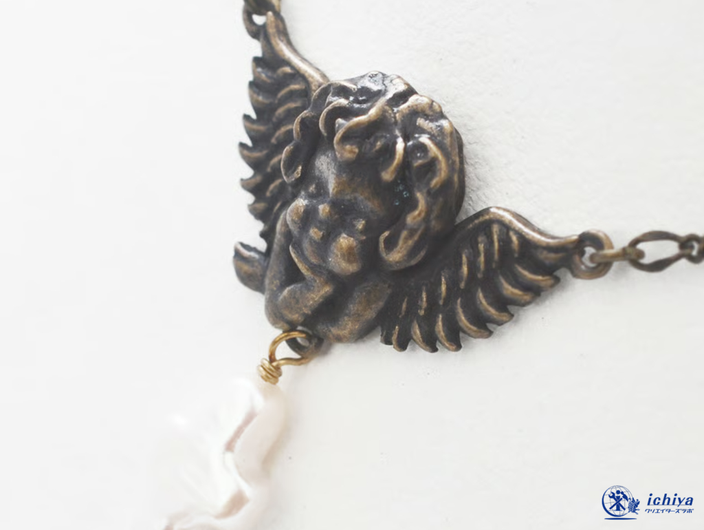 真鍮のペンダントの画像