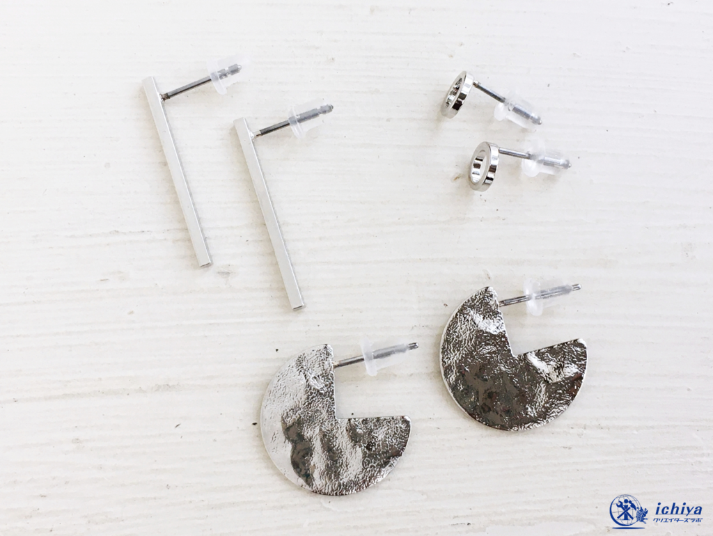 チタンコートされたピアスの画像