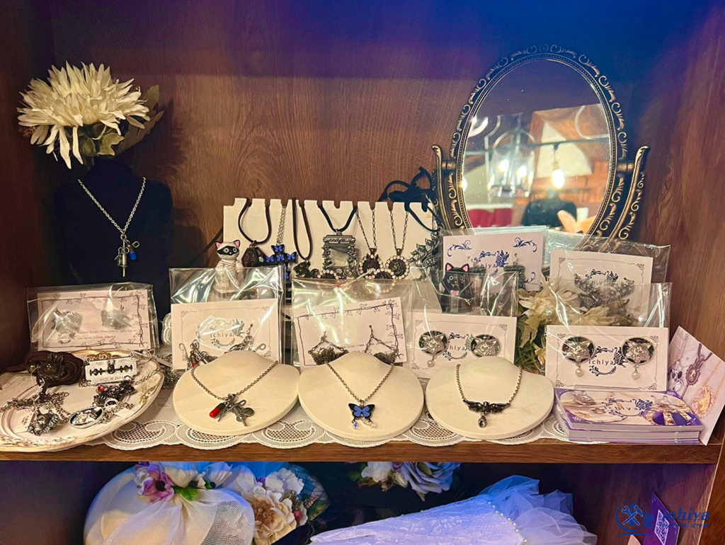 店舗への委託販売でアクセサリーを売っている画像