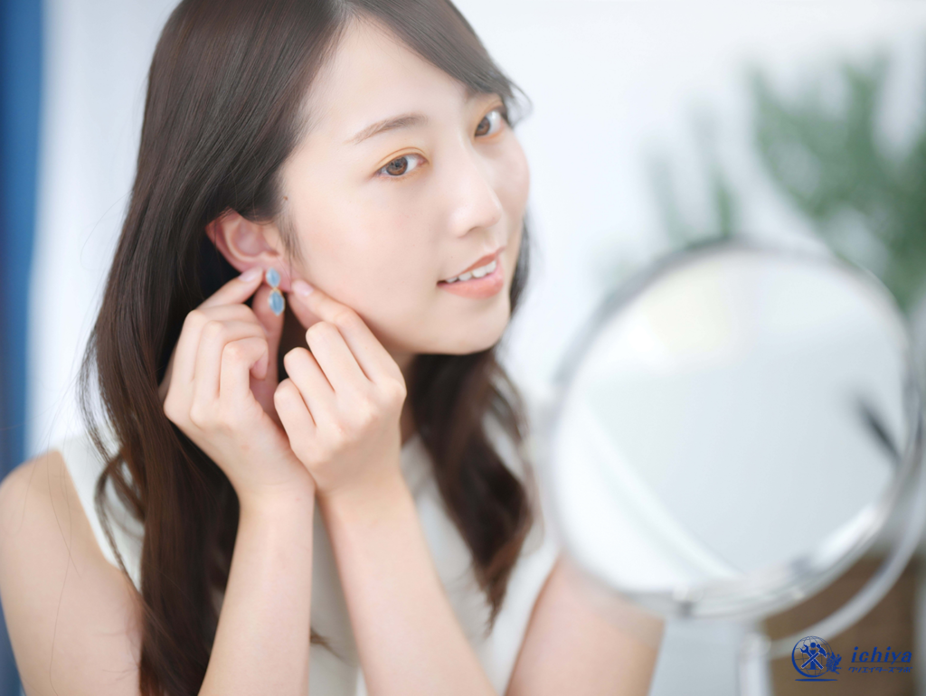 適切なサイズ感のピアスを着けている画像