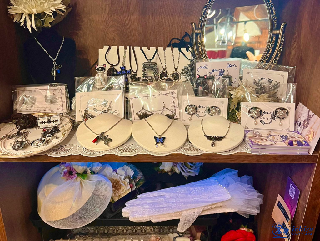 製作したアクセサリーを販売している画像