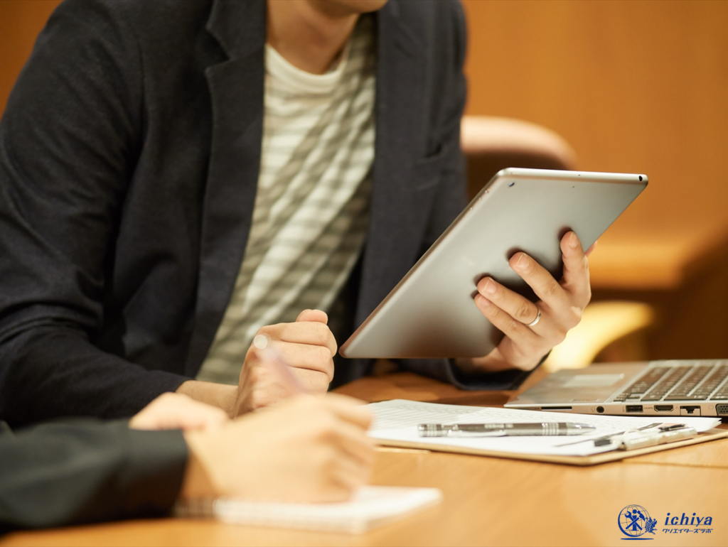 デザインについての打ち合わせをしている画像