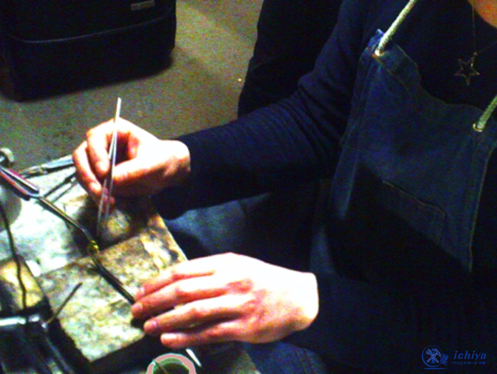 仕上げ作業をおこなっている画像