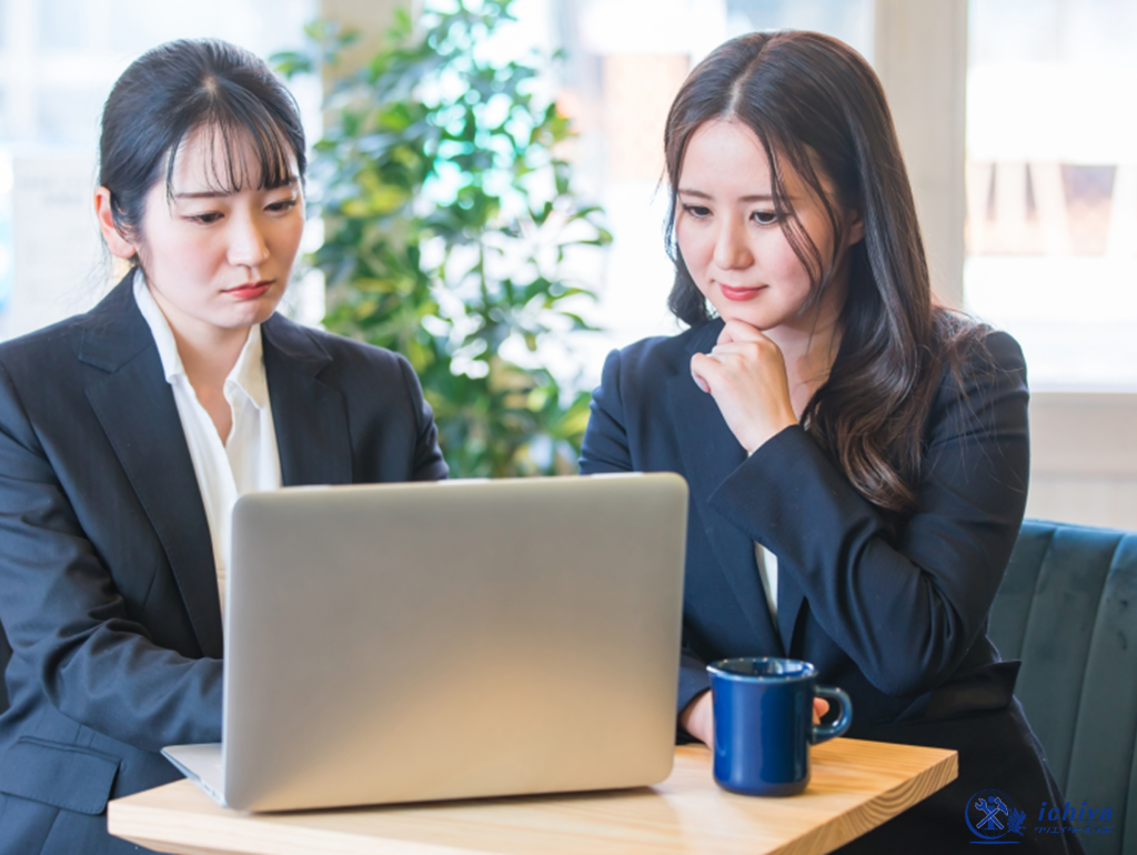 税金について税理士と打ち合わせをしている画像