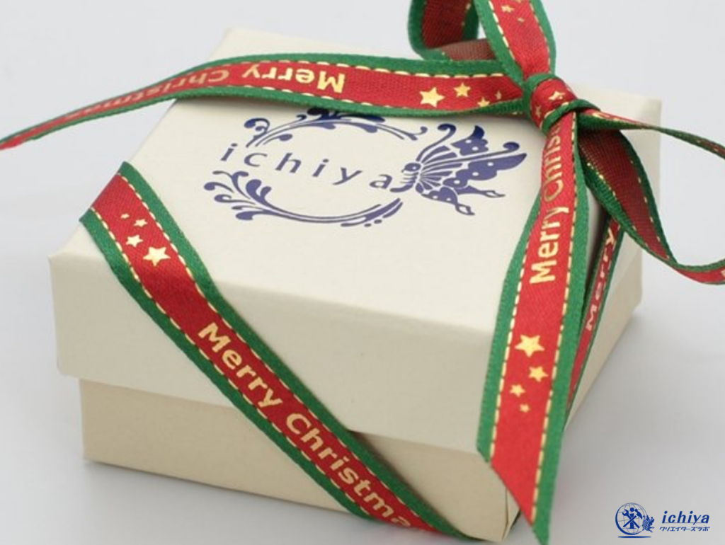 プレゼント梱包を施したアクセサリーの画像