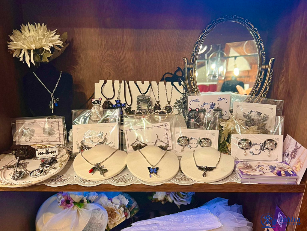 製作したアクセサリーを委託販売している画像