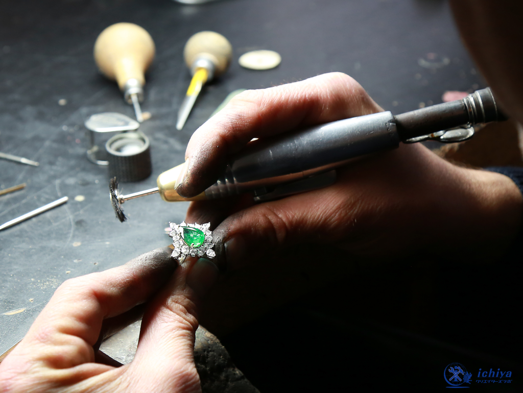 仕上げ作業を行っている画像